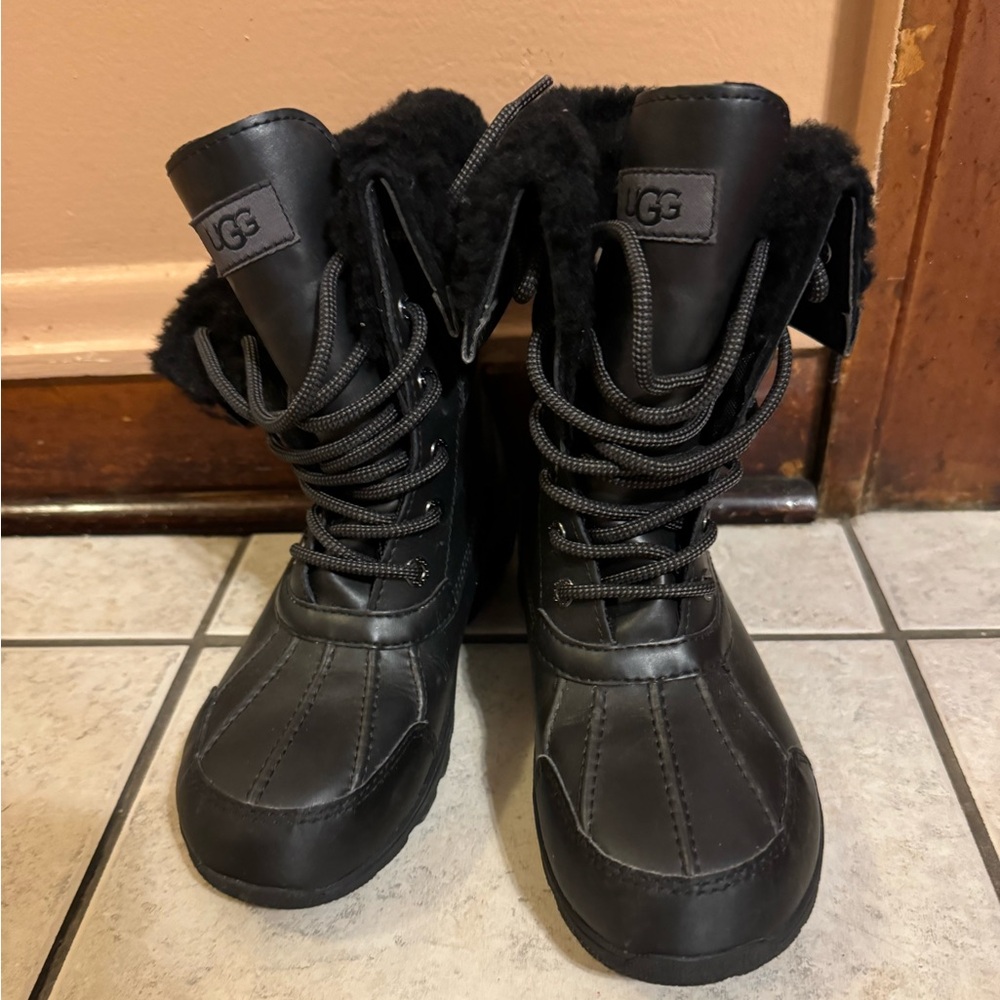 Boys Ugg boots size 4